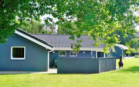 Stillfrieda - 12Km from the Sea: Møbel, Indretning, Gulvbelægning, Etage, Loft, Værelse, Stol, Bord, Lejlighed, Køkken & Spisebord