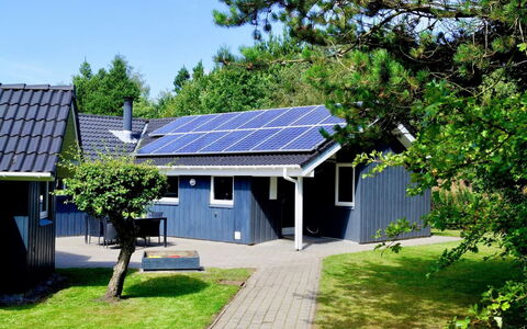 Stillfrieda - 12Km from the Sea: Møbel, Indretning, Gulvbelægning, Etage, Loft, Værelse, Stol, Bord, Lejlighed, Køkken & Spisebord