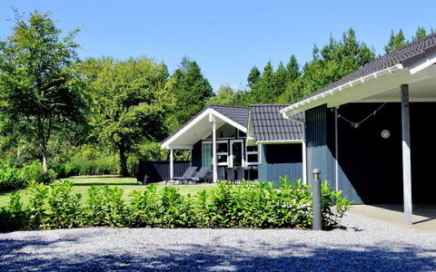 Stillfrieda - 12Km from the Sea: Møbel, Indretning, Gulvbelægning, Etage, Loft, Værelse, Stol, Bord, Lejlighed, Køkken & Spisebord