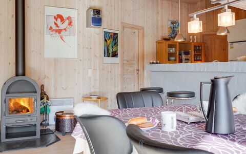 Allita - 12Km from the Sea: Møbel, Træ, Indretning, Loft, Værelse, Belysning, Hjem, Etage, Stol, Stue
