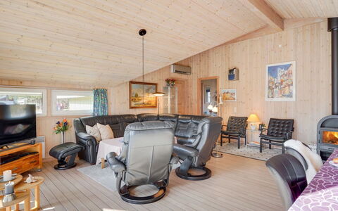 Allita - 12Km from the Sea: Møbel, Træ, Loft, Indretning, Stue, Couch, Værelse, Hjem, Etage, Stol