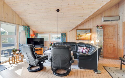 Allita - 12Km from the Sea: Møbel, Træ, Loft, Indretning, Couch, Stue, Hjem, Værelse, Stol