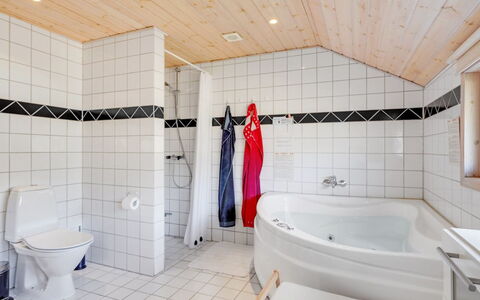 Allita - 12Km from the Sea: Sanitærarmatur, Gulvbelægning, Etage, Indretning, Kompositmateriale, Vvs, Badeværelse, Loft, Flise, Tap