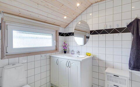 Allita - 12Km from the Sea: Sanitærarmatur, Træ, Gulvbelægning, Indretning, Loft, Etage, Tap, Vvs, Håndvask, Badeværelse