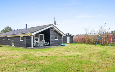 Aviaja - 12Km from the Sea: Møbel, Indretning, Gulvbelægning, Etage, Loft, Værelse, Stol, Bord, Lejlighed, Køkken & Spisebord