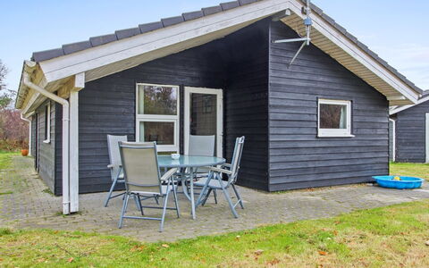 Aviaja - 12Km from the Sea: Møbel, Indretning, Gulvbelægning, Etage, Loft, Værelse, Stol, Bord, Lejlighed, Køkken & Spisebord