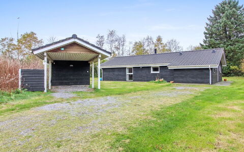 Aviaja - 12Km from the Sea: Møbel, Indretning, Gulvbelægning, Etage, Loft, Værelse, Stol, Bord, Lejlighed, Køkken & Spisebord