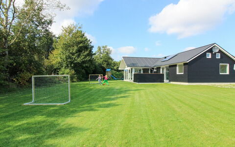 Sada - 12Km from the Sea: Hus, Hjem, Tag, Boligområde, Sommerhus, Estate, Stuehus, Lawn, Landscaping, Sidespor