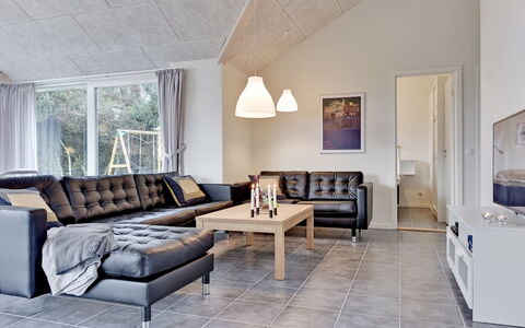 Sada - 12Km from the Sea: Hus, Hjem, Tag, Boligområde, Sommerhus, Estate, Stuehus, Lawn, Landscaping, Sidespor