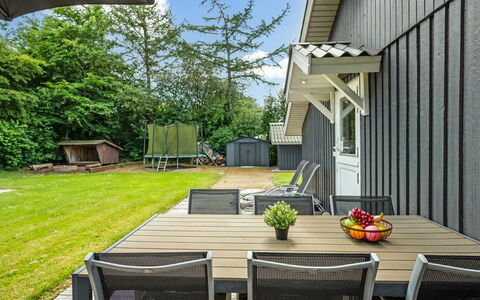 Annaline - 10Km from the Sea: Træ, Udendørs Møbler, Skygge, Have, Stol, Backyard, Planke, Lawn, Dæk, Hårdttræ