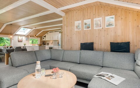 Annaline - 10Km from the Sea: Træ, Indretning, Hjem, Stue, Møbel, Etage, Couch, Loft, Hårdttræ