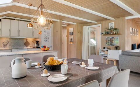 Annaline - 10Km from the Sea: Indretning, Møbel, Træ, Gulvbelægning, Loft, Lysarmatur, Køkken, Værelse, Etage, Countertop