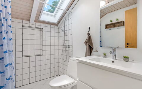 Annaline - 10Km from the Sea: Sanitærarmatur, Badeværelse, Gulvbelægning, Etage, Indretning, Loft, Håndvask, Vvs, Tap, Flise