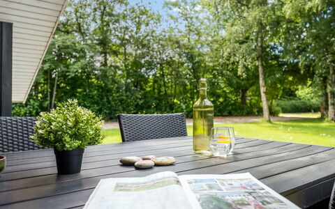 Annaline - 10Km from the Sea: Møbel, Udendørs Møbler, Bord, Stol, Udendørs Bord, Køkken & Spisebord, Skygge, Have, Sollys, Kaffebord