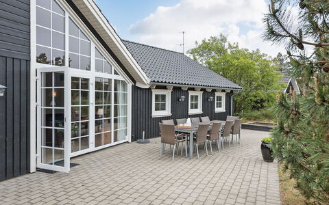 Sighwaldi - 900M from the Sea: Træ, Tag, Arkitektur, Hjem, Hus, Sommerhus, Sidespor, Hårdttræ, Hældning, Estate