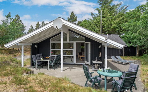 Jannick - 1.5Km from the Sea: Træ, Tag, Arkitektur, Hjem, Hus, Sommerhus, Sidespor, Hårdttræ, Hældning, Estate