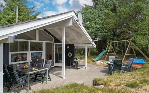 Jannick - 1.5Km from the Sea: Træ, Tag, Arkitektur, Hjem, Hus, Sommerhus, Sidespor, Hårdttræ, Hældning, Estate