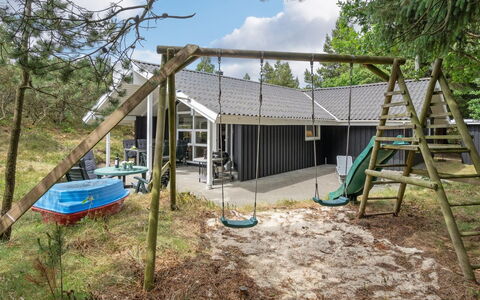 Jannick - 1.5Km from the Sea: Træ, Tag, Arkitektur, Hjem, Hus, Sommerhus, Sidespor, Hårdttræ, Hældning, Estate