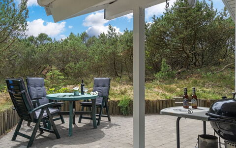Jannick - 1.5Km from the Sea: Træ, Tag, Arkitektur, Hjem, Hus, Sommerhus, Sidespor, Hårdttræ, Hældning, Estate