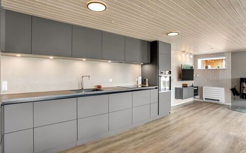 Dirtje - 200M from the Sea: Gulvbelægning, Køkken, Indretning, Træ, Loft, Cabinetry, Etage, Køkken Apparat, Møbel, Countertop
