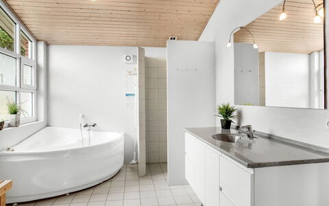 Dirtje - 200M from the Sea: Indretning, Gulvbelægning, Sanitærarmatur, Etage, Håndvask, Loft, Tap, Lysarmatur, Badeværelse, Vvs