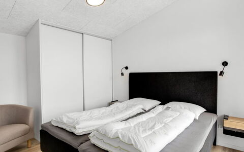 Dirtje - 200M from the Sea: Indretning, Loft, Soveværelse, Seng, Gulvbelægning, Etage, Sengetøj, Bed Frame, Sengetøj, Værelse