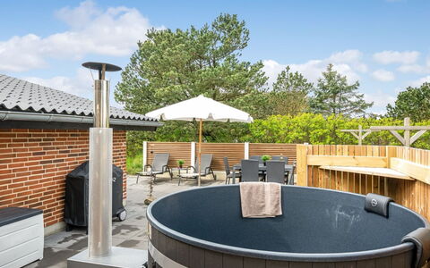 Dirtje - 200M from the Sea: Kompositmateriale, Udendørs Møbler, Sanitærarmatur, Svømmepøl, Skygge, Jacuzzi, Dæk, Badekar, Bejdse