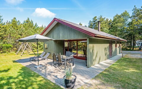 Yngvy - 1.3Km from the Sea: Møbel, Indretning, Gulvbelægning, Etage, Loft, Værelse, Stol, Bord, Lejlighed, Køkken & Spisebord