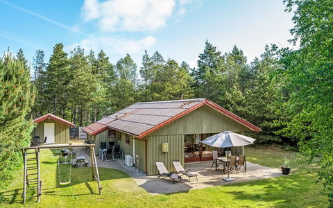 Yngvy - 1.3Km from the Sea: Møbel, Indretning, Gulvbelægning, Etage, Loft, Værelse, Stol, Bord, Lejlighed, Køkken & Spisebord