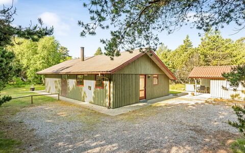 Yngvy - 1.3Km from the Sea: Møbel, Indretning, Gulvbelægning, Etage, Loft, Værelse, Stol, Bord, Lejlighed, Køkken & Spisebord