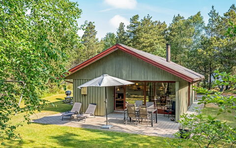 Yngvy - 1.3Km from the Sea: Møbel, Indretning, Gulvbelægning, Etage, Loft, Værelse, Stol, Bord, Lejlighed, Køkken & Spisebord