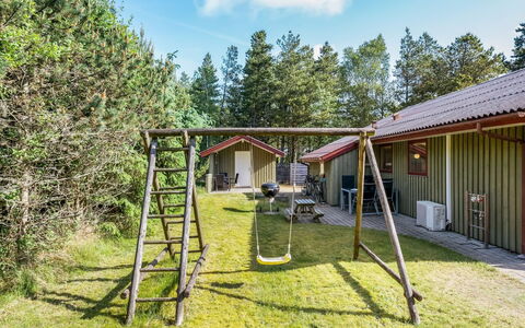 Yngvy - 1.3Km from the Sea: Møbel, Indretning, Gulvbelægning, Etage, Loft, Værelse, Stol, Bord, Lejlighed, Køkken & Spisebord
