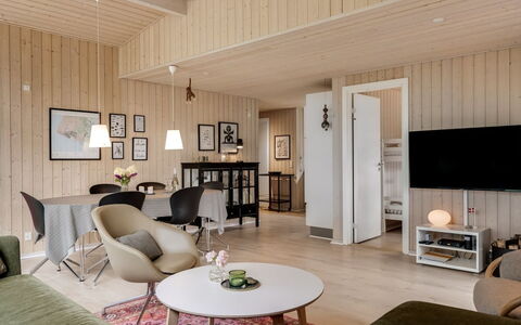 Akkar - 1.8Km from the Sea: Møbel, Indretning, Gulvbelægning, Træ, Etage, Loft, Lysarmatur, Stue, Hjem, Bord