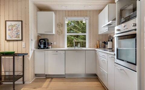 Akkar - 1.8Km from the Sea: Køkken Apparat, Køkken, Større Bandage, Countertop, Gulvbelægning, Træ, Indretning, Cabinetry, Møbel, Etage