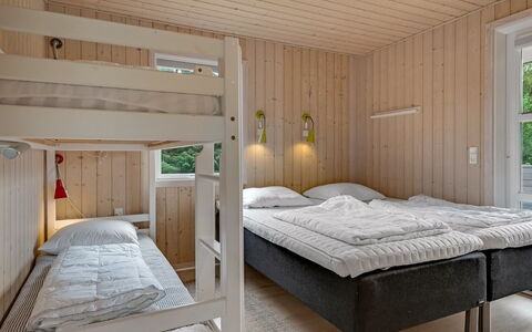 Akkar - 1.8Km from the Sea: Soveværelse, Træ, Seng, Indretning, Loft, Sengetøj, Etage, Køjeseng, Sengetøj, Bed Frame
