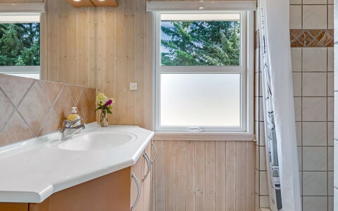 Akkar - 1.8Km from the Sea: Sanitærarmatur, Indretning, Gulvbelægning, Træ, Badeværelse, Etage, Håndvask, Tap, Loft, Badeværelsesvask