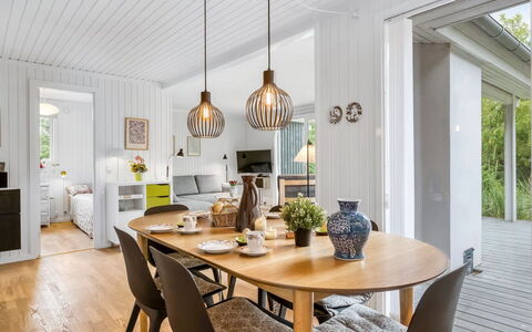 Atla - 2.5Km from the Sea: Indretning, Møbel, Lysarmatur, Gulvbelægning, Træ, Lysekrone, Loft, Spisestue, Køkken & Spisebord, Etage
