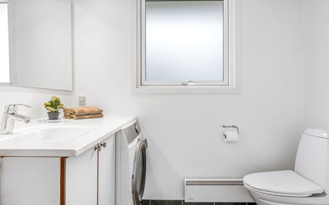 Atla - 2.5Km from the Sea: Indretning, Gulvbelægning, Sanitærarmatur, Etage, Badeværelse, Loft, Håndvask, Tap, Belysning, Hjem
