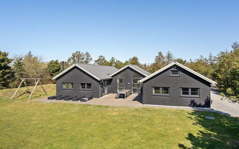 Lova - 600M from the Sea: Hjem, Sommerhus, Dør, Estate, Skygge, Sidespor, Hårdttræ, Garden Bygninger, Veranda, Design