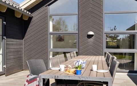 Lova - 600M from the Sea: Hjem, Sommerhus, Dør, Estate, Skygge, Sidespor, Hårdttræ, Garden Bygninger, Veranda, Design