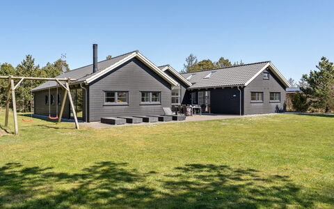 Lova - 600M from the Sea: Hjem, Sommerhus, Dør, Estate, Skygge, Sidespor, Hårdttræ, Garden Bygninger, Veranda, Design