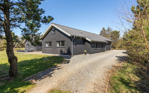 Lova - 600M from the Sea: Hjem, Sommerhus, Dør, Estate, Skygge, Sidespor, Hårdttræ, Garden Bygninger, Veranda, Design