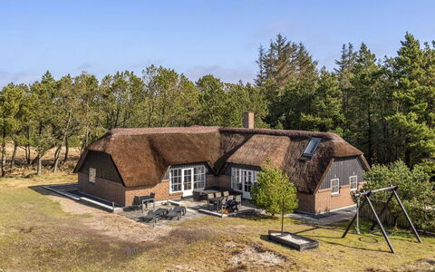 Alwina - 2.5Km from the Sea: Hus, Hjem, Dør, Tag, Sommerhus, Estate, Have, Skygge, Sidespor, Gård