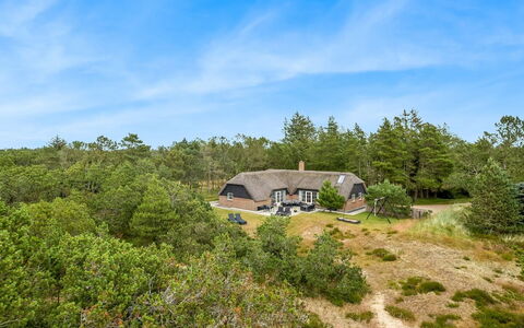 Alwina - 2.5Km from the Sea: Hus, Hjem, Dør, Tag, Sommerhus, Estate, Have, Skygge, Sidespor, Gård