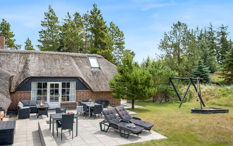 Alwina - 2.5Km from the Sea: Hus, Hjem, Dør, Tag, Sommerhus, Estate, Have, Skygge, Sidespor, Gård