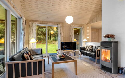 Mart - 1.6Km from the Sea: Indretning, Træ, Gulvbelægning, Loft, Møbel, Etage, Hjem, Stue, Værelse, Hus