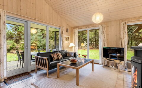Mart - 1.6Km from the Sea: Træ, Gulvbelægning, Loft, Indretning, Etage, Hjem, Sommerhus, Stue, Trægulve, Værelse