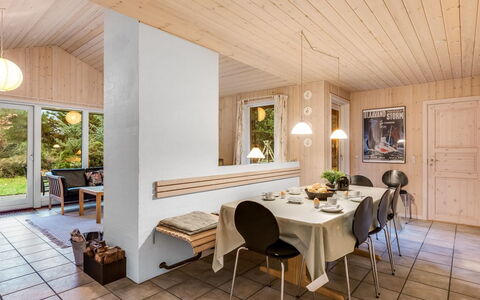 Mart - 1.6Km from the Sea: Indretning, Møbel, Gulvbelægning, Træ, Loft, Etage, Lysarmatur, Værelse, Hjem, Stue