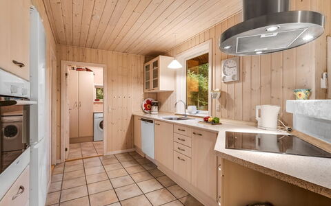 Mart - 1.6Km from the Sea: Køkken, Countertop, Indretning, Gulvbelægning, Møbel, Træ, Cabinetry, Køkken Apparat, Etage, Loft