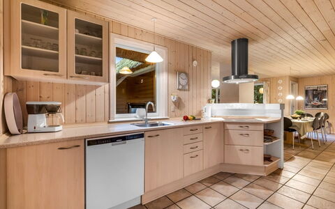 Mart - 1.6Km from the Sea: Køkken, Indretning, Træ, Countertop, Gulvbelægning, Loft, Møbel, Cabinetry, Etage, Lysarmatur